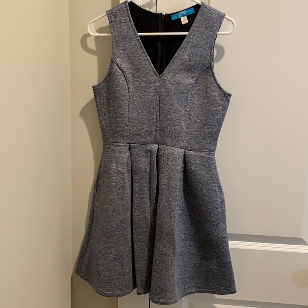 Sleeveless dress in quilted material.